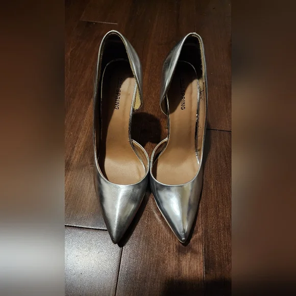 Silver Heels - Picture 4 of 6